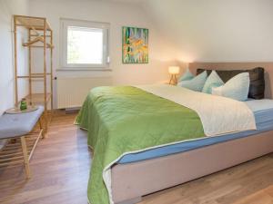 1 dormitorio con 1 cama grande y edredón verde en Sun Garden Modern retreat, en Allersberg
