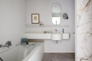 Bilik mandi di Pillows Luxury Boutique Hotel aan de IJssel +46 gambar