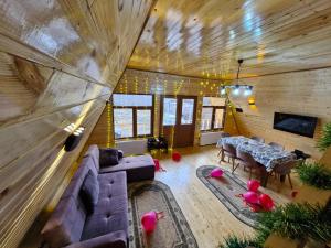Posezení v ubytování Qalaciq Aframe house