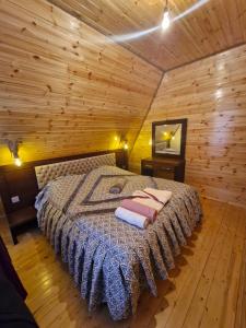 Postel nebo postele na pokoji v ubytování Qalaciq Aframe house