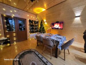 TV a/nebo společenská místnost v ubytování Qalaciq Aframe house