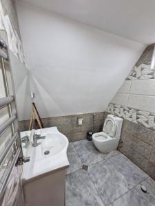 Koupelna v ubytování Qalaciq Aframe house + 11 fotografií