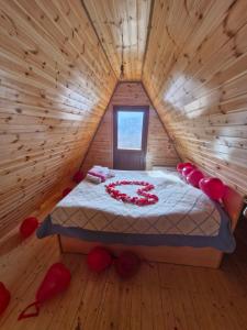 Postel nebo postele na pokoji v ubytování Qalaciq Aframe house