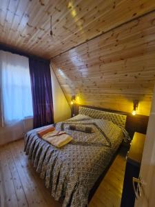 Postel nebo postele na pokoji v ubytování Qalaciq Aframe house