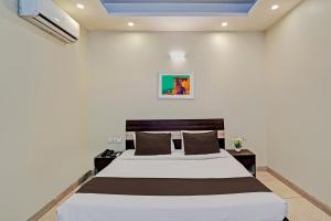 una camera con un grande letto di Hotel Silver Royal Near Omaxe Celebration Mall a Gurgaon