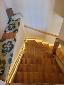 Una escalera en una casa con cama y luces en Friends Hostel en Tiflis