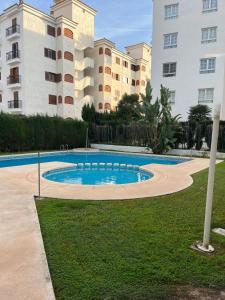 einem Pool vor einem Gebäude in der Unterkunft Appartement Pedraza in Albir