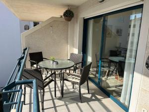 eine Terrasse mit einem Tisch und Stühlen auf dem Balkon in der Unterkunft Appartement Pedraza in Albir