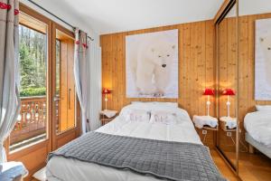 a bedroom with a bed and a polar bear picture at Smartstay au reve Savoyard 5 in Morillon