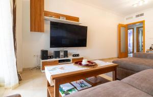 uma sala de estar com uma grande televisão de ecrã plano em Amazing Apartment In Casares With Kitchenette em Casares