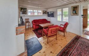 sala de estar con sofá, mesa y sillas en 3 Bedroom Pet Friendly Home In Kllby en Källby