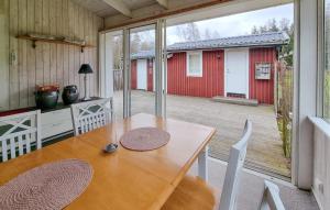 Ett kök eller pentry på 3 Bedroom Pet Friendly Home In Kllby