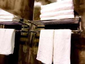 een groep handdoeken op een rek in een badkamer bij Family Hotel Zhangjiajie in Zhangjiajie