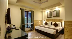 una camera con letto, scrivania e finestra di Saltstayz Thyme - New Friends Colony a Nuova Delhi