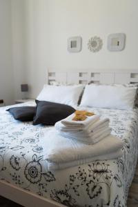 Llit o llits en una habitació de Beneventano Apartment Catania