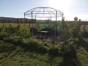 un giardino con una gabbia in mezzo a un campo di Au Garrine a Puybrun