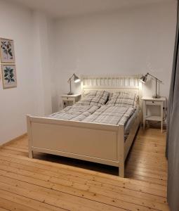 1 dormitorio con 1 cama con 2 lámparas en 2 mesas en Ruhige, kleine Unterkunft in Weyhe, Nähe Bremen en Weyhe