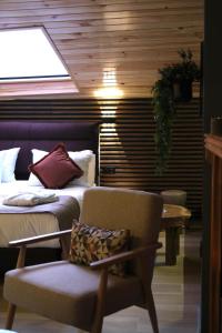 ein Schlafzimmer mit einem Bett, einem Stuhl und einem Fenster in der Unterkunft AYDOĞDU SUİT OTEL in Bolu