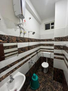 y baño con lavabo y aseo. en De Capital Hotel with Swimming Pool, en Pondicherry