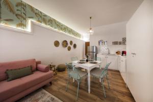 un soggiorno con divano, tavolo e sedie di Exquisite apartment in the center of Athens ad Atene