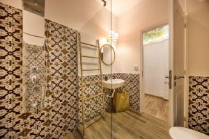 La salle de bains est pourvue d'une douche et d'un lavabo. dans l'établissement Exquisite apartment in the center of Athens, à Athènes