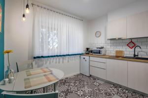 Ett kök eller pentry på Apartment Jelena - Happy Rentals