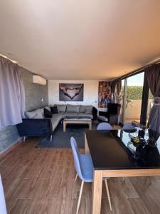 un salon avec un canapé et une table dans l'établissement Appartement Luxueux au Rooftop à Guéliz, à Marrakech 11 autres photos