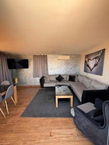 un salon avec un canapé et une table dans l'établissement Appartement Luxueux au Rooftop à Guéliz, à Marrakech