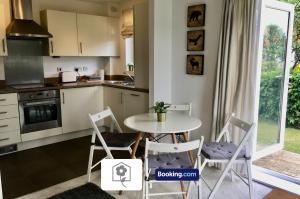 a kitchen with a table and chairs and a window at Garden Apartment near New Forest By Your Stay Solutions Short Lets & Serviced Accommodation Netley Southampton With Free Wi-Fi in Totton