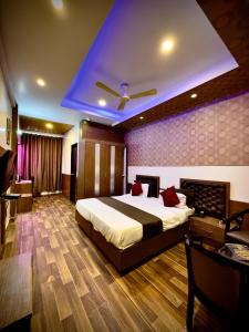a bedroom with a bed and a blue ceiling at HOTEL COSMOS in Lucknow