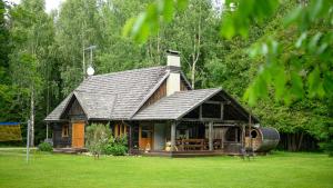 ein kleines Haus mit einem Dach im Hof in der Unterkunft Toosikannu Holiday Center and Wildlife Park in Käru