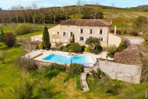 an external view of a house with a swimming pool at Villa Larmes - Spacieuse - Piscine - SPA in Puybegon
