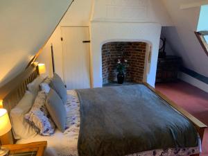 a bedroom with a large bed in a attic at Beaumont's Cottage in Cambridge