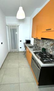 cocina con armarios de color naranja y horno con fogones en Wild Luxury Home en Roma
