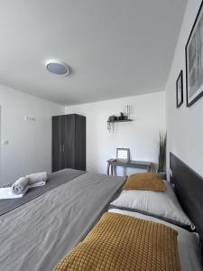 een slaapkamer met een groot bed en een houten hoofdeinde bij Apartmán U nás in Frymburk