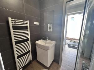 een badkamer met een wastafel, een toilet en een raam bij Apartmán U nás in Frymburk