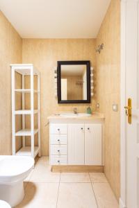 ein Badezimmer mit einem weißen Waschbecken und einem Spiegel in der Unterkunft Home2Book Amazing Sea Views & Terrace, El Porís in Poris de Abona