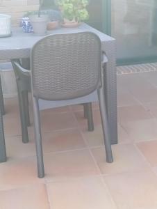 a gray chair sitting in front of a table at Arrabassada in Tarragona