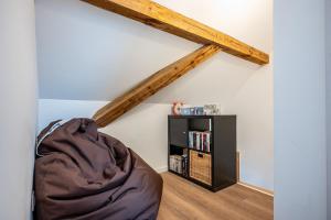 Knihovna v apartmánu
