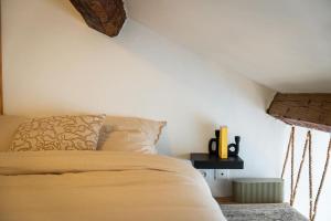 ein Schlafzimmer mit einem Bett im Dachgeschoss in der Unterkunft Studio vue sur les Salins Roses in Arles