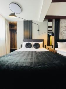 sypialnia z dużym łóżkiem z 2 poduszkami w obiekcie Hotel Millennium w mieście Przasnysz