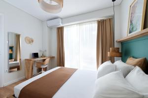 ein Schlafzimmer mit einem großen Bett und einem Fenster in der Unterkunft Athens Premium Suites - Sunny 2 Bedroom Suite with Parking in Athen