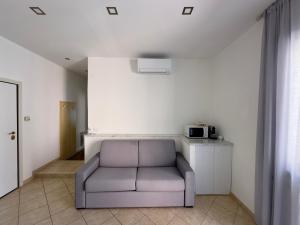 a living room with a couch and a microwave at Appartamento La Mola in Varazze