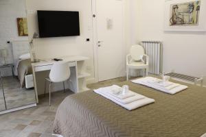 Una habitación de hotel con una cama con toallas. en Attico Luxury B&B, en Santa Maria Capua Vetere
