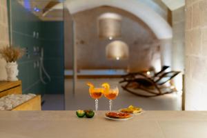 twee glazen wijn op een aanrecht in de keuken bij Endea Suite Rooms & Lounge SPA in Matera