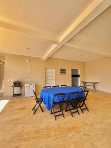 a large room with a blue table and chairs at Casa Alfenas Represa Furnas c/ Piscina Aquecida 12 pessoas in Alfenas