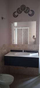 ein Badezimmer mit einer Badewanne, einem WC und einem Waschbecken in der Unterkunft Little Moon in Fontana Liri