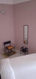 um quarto com duas cadeiras e uma cama e um espelho em Little Moon em Fontana Liri