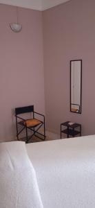 1 dormitorio con 2 sillas, 1 cama y espejo en Little Moon, en Fontana Liri
