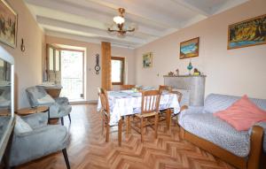 ein Esszimmer mit einem Tisch und Stühlen in der Unterkunft Beautiful Home In Marignana With House A Mountain View in Marignana
